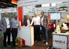 B+H Solutions en Sendot deelden een stand. De gesprekken gingen door tot laat op de eerste dag met de bezoeker naast de balie.