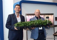 Ramon Koppes (Limgroup) en Art van Rijn (Artechno). Beide bedrijven werken samen met Signify aan de indoor opkweek van aardbeien uit zaad.