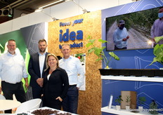 Een nieuwe substraatbak voor 17/23 liter komt in de herfst bij Bato Plastics op de markt. Op de foto: Raymond van Mierlo, Edwin van Dorst, Barbara Nouwens en Hans Luijkx.