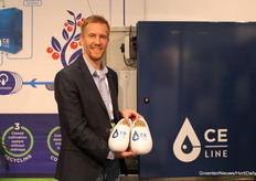 Wilco Dijkstra (CE-Line) toont klompen, om duidelijk te maken dat het echt Nederlandse technologie is die op hun stand wordt aangeboden. De klompen zijn een cadeautje, de technologie voor nutriëntenanalyse is waar het echt om gaat.