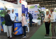 Alexander van Tuyll van Serooskerken (WUR) op bezoek bij de stand van Eurofins. Hadden ze het over dit coole project?