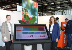 Sharon Vrielink en Myrthe Wiersma (30MHz) naast een scherm met hun demonstratie AI Assistant erop.