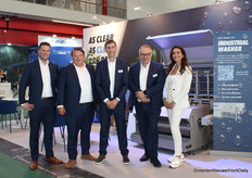 Robin van der Pligt, Roy Kranendonk, Stefan Cifre, Paul Sandlan en Roxanna van der Stel (Unifortes). De gloednieuwe W350.2x30 tunnelwasser op de foto is binnenkort voor Hendriks Young Plants.