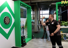 De Aubergenius, alias Dirk van Duijvenbode aan het darten op de stand van Oerlemans Plastics.