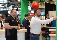 Jef van Gorp (Roam Technology) aan het darten tegen professioneel darter Dirk van Duijvenbode