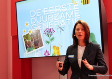 Een levendige presentatie van Charlotte Visser-Langerak (Viscon) namens De Eerste Duurzame Generatie. Charlotte ging terug tot aan de vliegreis naar Costa Rica zo'n anderhalf jaar geleden waar verschillende nieuwe generatie tuinbouwleiders elkaar ontmoetten om krachten te bundelen.