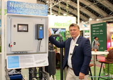 Pieter-Jan Overkamp (Hortilife) naast een Vortex UFB Unit, die nanobubbels maakt.