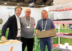 Reinout Broekers, Rob Teepen en Arjen de Haan (Holland BioProducts) introduceren substraten van jute bij steeds meer telers.