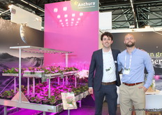 Steven Scheer en Mark Melaard (Anthura) presenteren hun plannen gericht op daglichtloos telen.