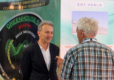 Hakki Tigli (EHT Venlo) legt uit waar zijn bedrijf aan werkt aan een geïnteresseerde Nederlandse bezoeker die reageerde op het 'Venlo' in de bedrijfsnaam.