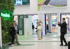 Fototijd voor Abe Wiebe en zijn vrouw, voordat ze naar Duitsland gaan voor een toeristisch bezoek.