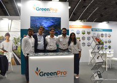Het team van Greenpro, dat een faciliteit opent in Peru (Greenpro)