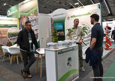 Gesprekken bij de stand van Millenniumsolis Coir