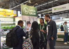 Druk gesprek bij de stand van (Lettus Grow)