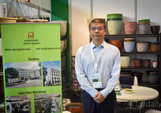 Kun Huang (Ningbo Hugepower) had verschillende potten beschikbaar voor bloemen.