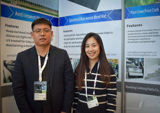 Feng Han, Sophia Cai (Shandong Lianhong Plastic) met hun nieuwe bodembedekker op de beurs