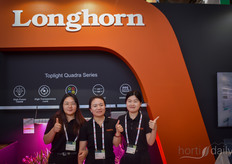 Yan Li, Jingfang Xu, Jingxia Zhu (Longhorn China) met hun nieuwe Toplight Quadra Series op de beurs