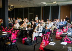 Ongeveer 100 deelnemers namen deel aan het evenement, met deelnemers van over de hele wereld.