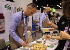 Soren Hansen, Northern Greens uit Denemarken, maakt een voorproefje voor een bezoeker. Verse kruiden in een fles
