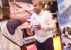 Vahid Bagheri with Hydrponic Systems got many questions about their new hanging gutter solution.