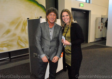 Marcel Schulte van Holland Gaas heeft een talent om op de foto te gaan met mooie vrouwen. Dit maal wordt hij vergezeld door onze collega Eelkje.