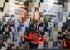 Klaas Niewold (Flevoplant) met Marcel Dings (Brookberries) en een kist met aardbeien van onder LED-belichting.