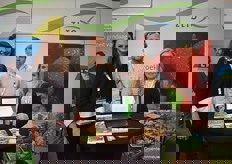 Renske Arnts, Jorik Smits en Lilian van Rijn van Stichting Aardbeionderzoek (HAS en ZLTO)