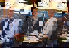 Frits van Dijkman van ABAB is letterlijk omsingeld door de Bank. Van Rabobank Food en Agriteam Midden-West Brabant waren René Dekkers en Ruud Matthijsen van de partij