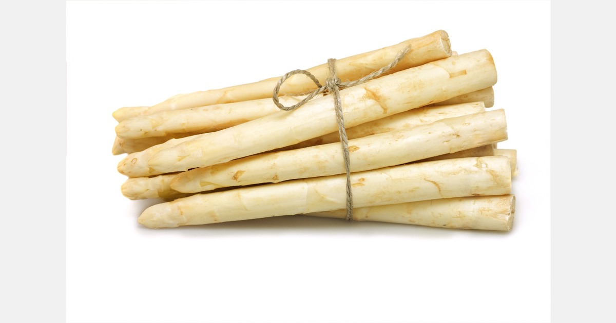 Eerste asperges van het jaar gestoken in Liessel