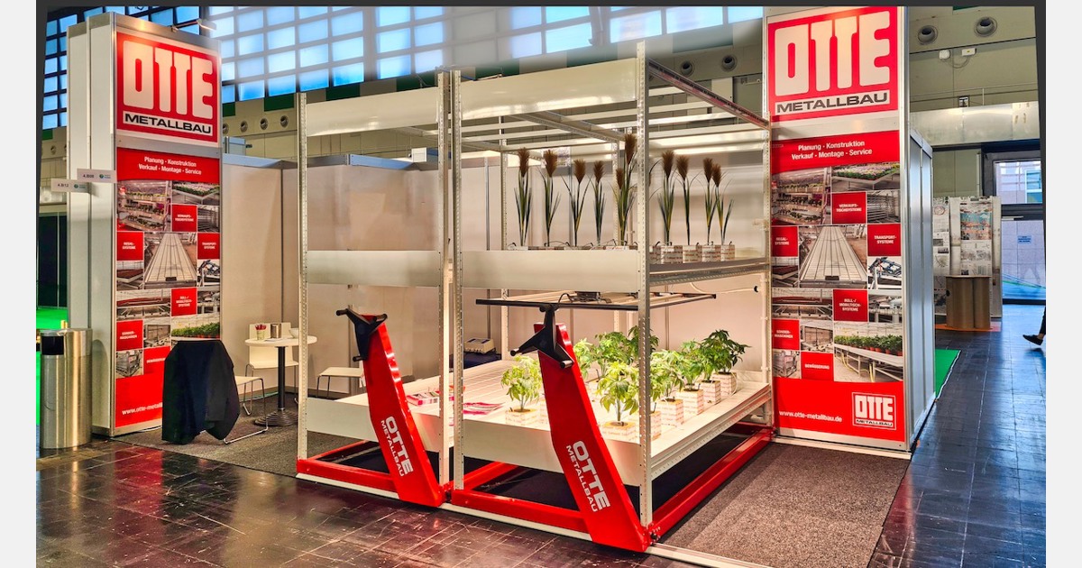 Mobile cultivation table for vertical farms