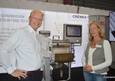 Walter Hermans van Cremer Speciaalmachines is blij, want met Ivonne Vlaar van Syngena kwam een tevreden gebruiker van zijn zaadtelmachines langs.