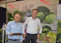 Rick Lubbers en Pieter van Duin van Wing Seed met het nieuwe tomatenras Nightshade F1. De ‘zwarte’ tomaten van dit ras smaken beter t.o.v. eerdere versies. Het ras is in 2021 geïntroduceerd en wordt inmiddels goed ontvangen in de markt.