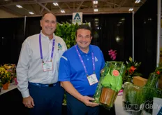 Michaelw Poretsky en Joe Parente (A-Roo Company) met een blisterverpakking voor e-commerce-handel in planten. A-Roo vertegenwoordig Voges Verpakkingen op de Noord-Amerikaanse markt.