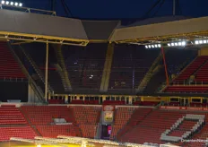 Zoals in de kas de ramen open kunnen voor ventilatie, zo kunnen in de hoek van het stadion de lamellen open.