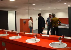 Het bubbelbad is verdwenen in de doucheruimte bij de kleedkamer van PSV. Volgens de gids hebben de spelers na wedstrijden geen tijd voor een bubbelsessie. Daarom is het bad verhuisd naar het trainingscomplex.