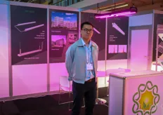 Jason Xiao is Vice General Manager bij Shinegrow. Het bedrijf heeft twee fabrieken, een in Xiamen China en een in Vietnam. Hun specialisme is LED-lichtsystemen. Klanten komen uit Europa en de VS. Groeilampen maken deel uit van de activiteiten van het bedrijf, dat ook commerciële lampen omvat. 