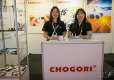 Chogori maakt LED-connectoren. Het bedrijf komt uit Shenzhen. Op de foto staan Yang Bei en Yvonne Liu. 