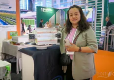 Ailux (Hebei) Sci & Tech produceert verlichtingsapparatuur voor horti-toepassingen. Op de foto staat Yang Xiao Xia. Het bedrijf is 12 jaar geleden gestart en het team is erg blij om op GreenTech te zijn.