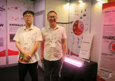 Pozeen LED produceert LED-armaturen. Het bedrijf levert aan kassen, vertical farming en MMJ-industrieën. Op de foto staan Zhang YuYi en Yin Wenbo.