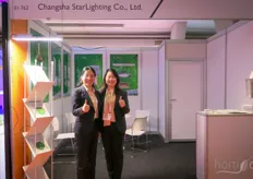 StarLighting produceert verlichtingsoplossingen in China. Het bedrijf is een professionele fabrikant van groeilampen. Op de foto's Yang Hui en Jasmine.