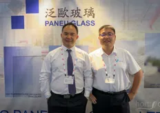 Paneu Glass is een glasverwerker uit Shandong dat 4 mm helder floatglas 89plus en extra helder glas 91plus en diffuus glas kan leveren, niet gehard of gehard met of zonder 2 ARC. Op de foto staat Eric Sun Taurus Wei. 