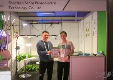 Shenzhen San'ai photoelectric technology produceert LED lichtoplossingen voor Horti toepassingen. Op de foto staan Wei Wang en DongYuan Lan.