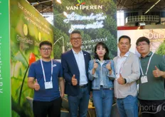 Jack Xie, He QingGuo, Li Jing, LianYing Jia en Deng Jian maken deel uit van het team van Van Iperen China. Hun team reist door Nederland om klanten te ontmoeten voordat ze terugkeren naar China. 