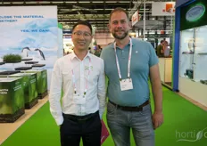 DeRoose plants uit België heeft een bedrijf in Shanghai. Op de foto staan Pu Deng en Peter de Ridder.