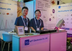 APT Electronics maakt LED-verlichting voor de tuinbouw. Op de foto staan Jeffen Ren en ZhiPing Lin. 