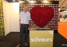 Robin van Schip, sinds kort werkzaam bij Schreurs, naast het Red Naomi hart.