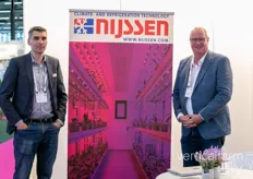 Andre van Berkel en Willem van den Akker van Nijssen Cooling tonen hun kweekcellen 