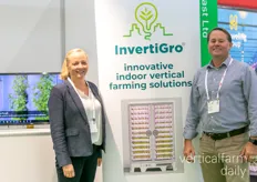 Bettina Kramer en Paul Millet van InvertiGro toonden trots de facelift van hun vertical farming systemen.