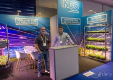 Paul Nelson en Stuart Allardice van INDO Lighting hebben het nieuwe Vertilink armatuur meegenomen, ontwikkeld voor vertical farming