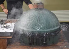 Deze rokende Big Green Egg was gevuld met de beste hamburgers